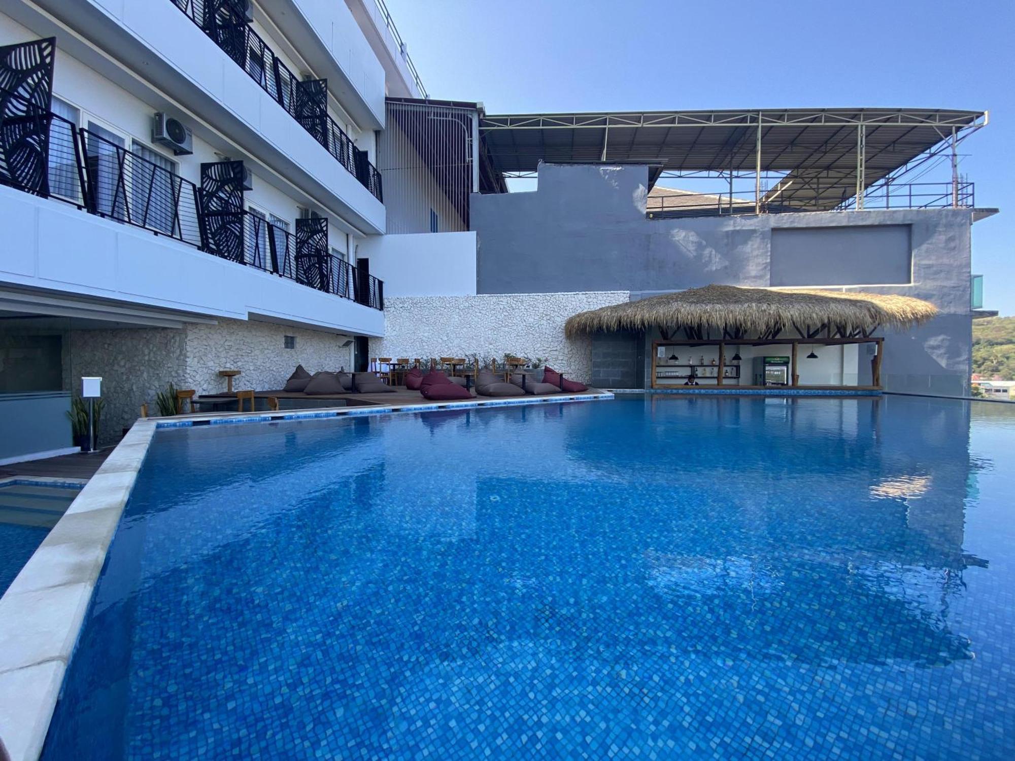 Zasgo Hotel Лабуан-Бахо Экстерьер фото