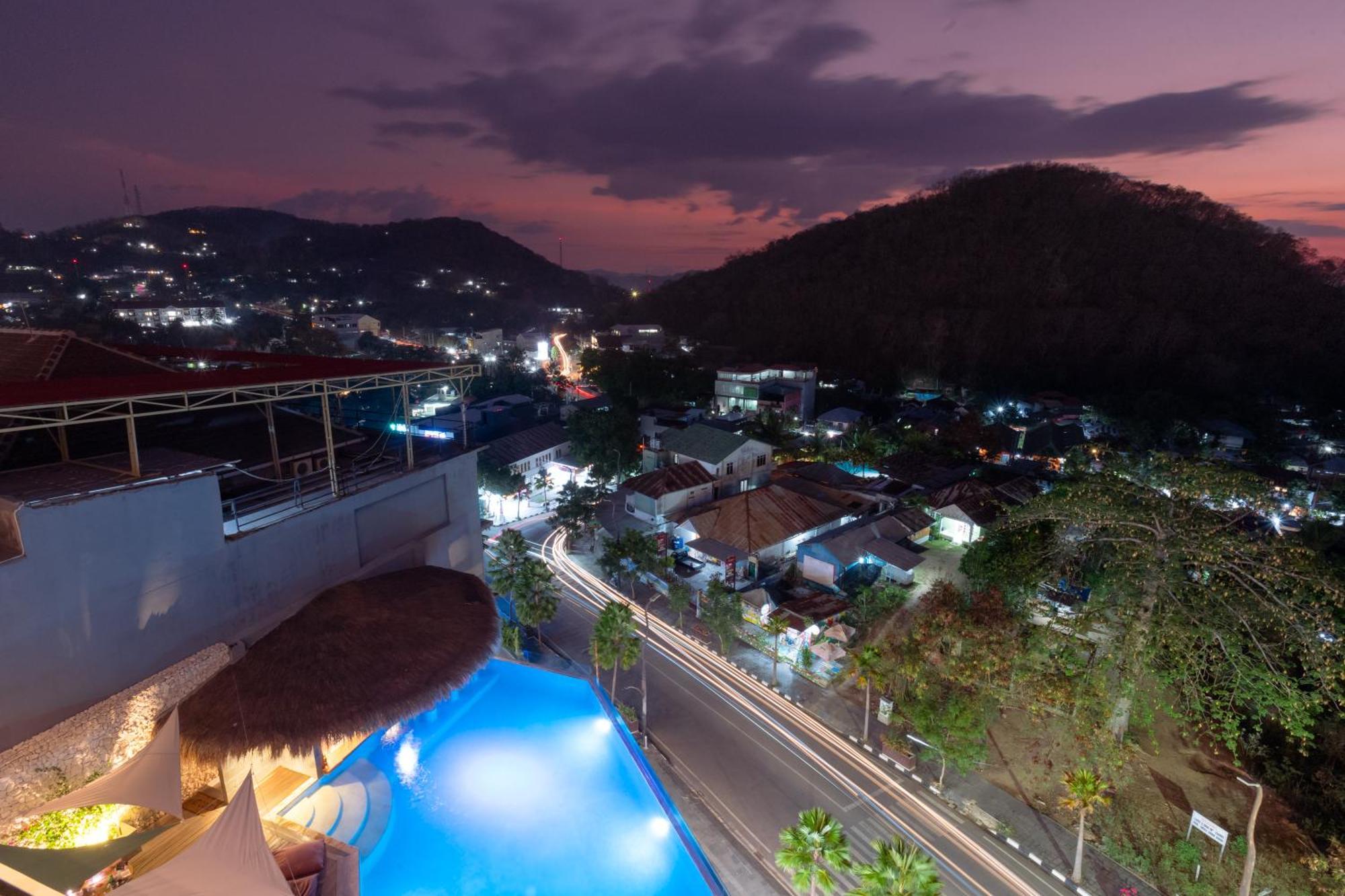 Zasgo Hotel Лабуан-Бахо Экстерьер фото