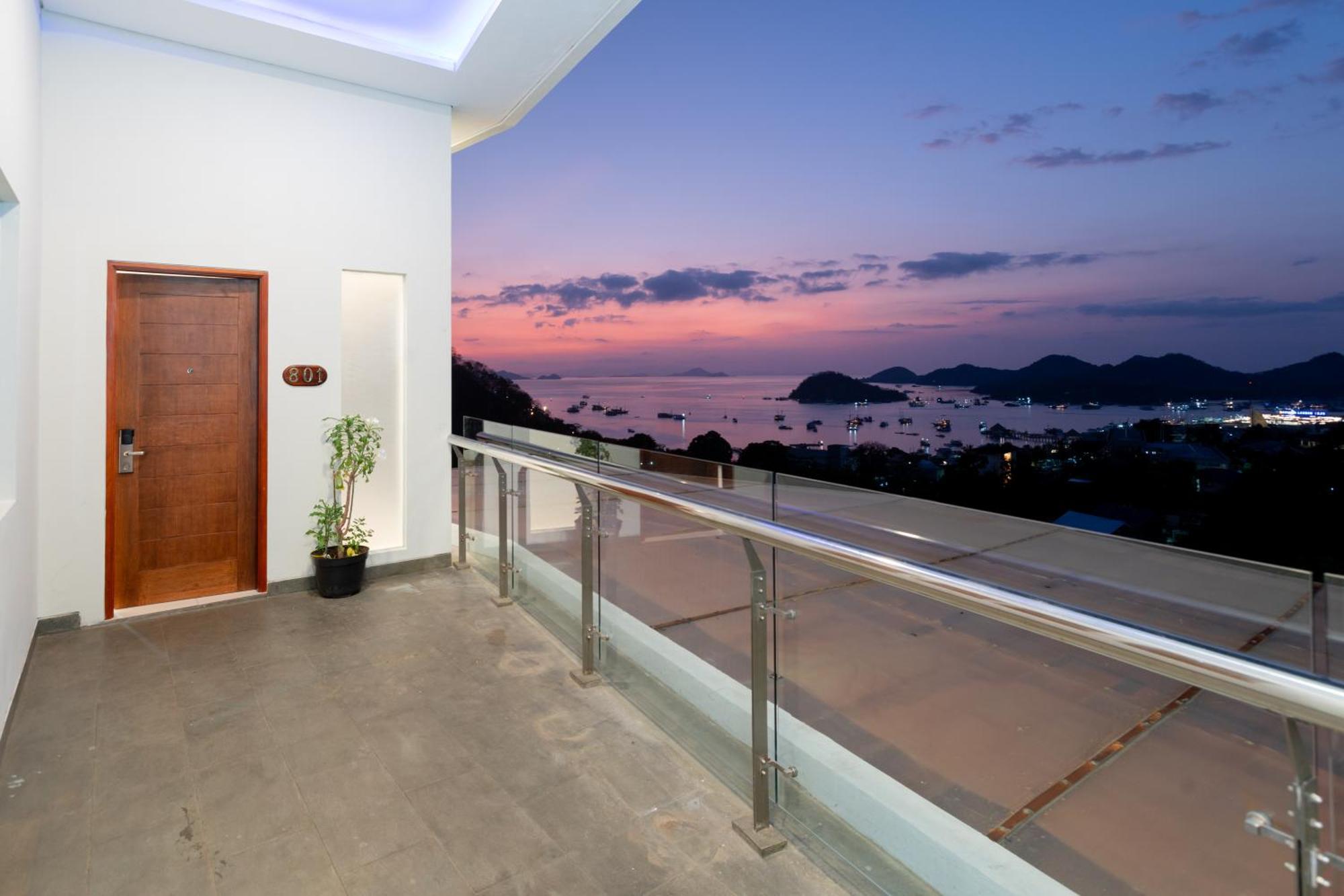 Zasgo Hotel Лабуан-Бахо Экстерьер фото